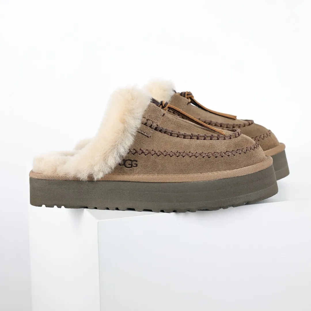 Pick up locally 💰580 Core recommendation with good price It is a very suitable choice for keeping warm in winter and at home. In the new year, uug has launched a series of styles, which are partial to the preferences of young consumers and have also moved to the forefront of fashion trends. Shoe body material Water-repellent coated suede upper 17mm UGGPURE™ implanted wool insole Lightweight non-slip comfortable rubber outsole With brand LOGO trademark Comes with a full set of packaging Size: 35 36 37 38 39 40